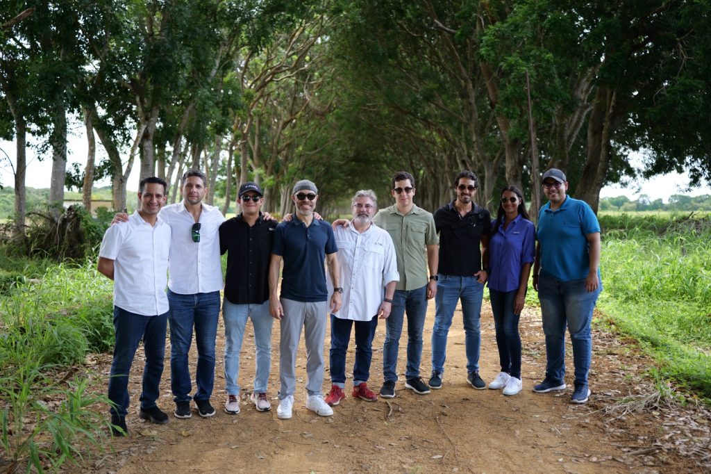 Directivos de ARPA en el recorrido por Playa Arenal, Pedasí