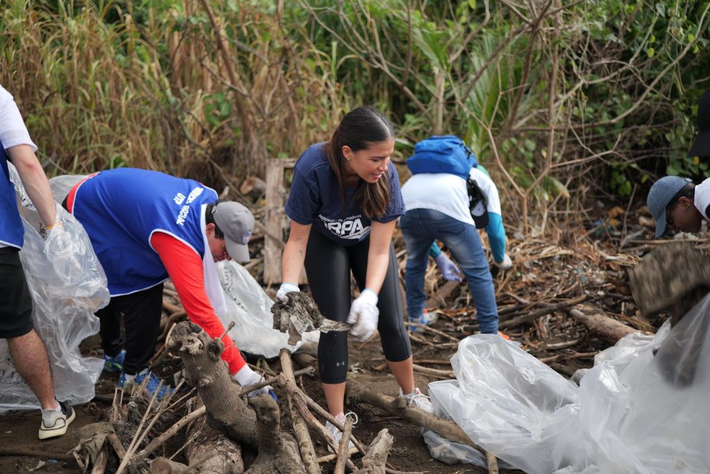 Voluntarios en la jornada de limpieza de playa