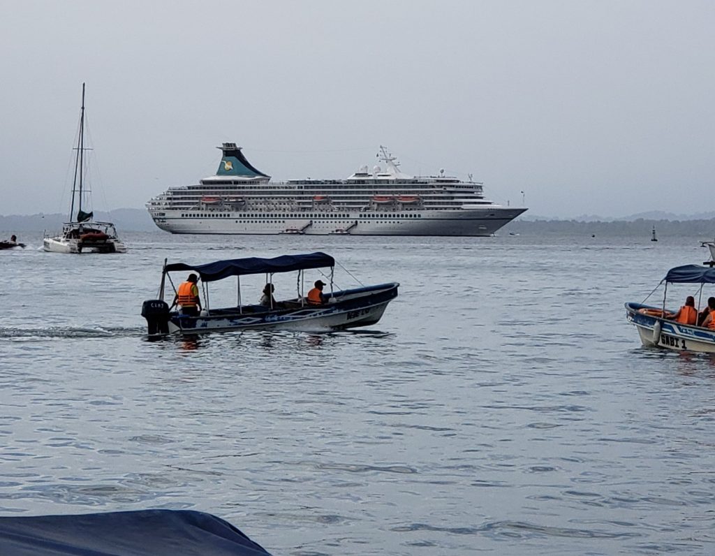 Lanchas de trabajo y un crucero en la bahía de Panamá