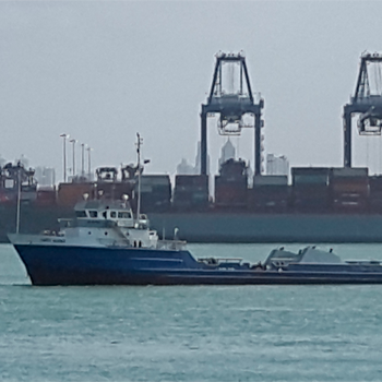 Embarcación de apoyo frente a las grúas de un puerto en Panamá